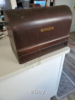 1925 Singer Sewing Machine With Wood Case Works Great