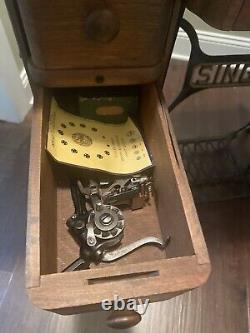 1925 Singer Sewing Machine in 5 Drawer Cabinet AA720484