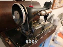 1925 Vintage Singer Sewing Machine with Wood Case, Knee Lever, Cord -Working