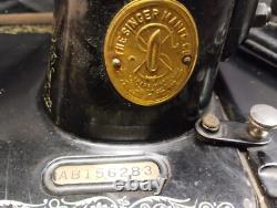 1926 SINGER Portable Sewing Machine in Bentwood Case withKnee ControlWorks Good