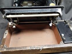 1926 SINGER Portable Sewing Machine in Bentwood Case withKnee ControlWorks Good
