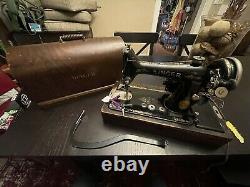 1926 Singer Model 99 Sewing Machine withKnee Bar Accessories Bentwood Box! WORKING