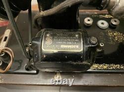 1926 Singer Model 99 Sewing Machine withKnee Bar Accessories Bentwood Box! WORKING