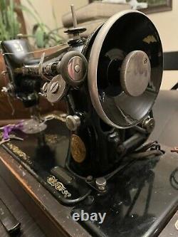 1926 Singer Model 99 Sewing Machine withKnee Bar Accessories Bentwood Box! WORKING