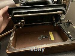 1926 Singer Model 99 Sewing Machine withKnee Bar Accessories Bentwood Box! WORKING