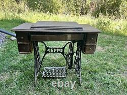 1926 Singer Sewing Machine With Cast Iron and Wood Table