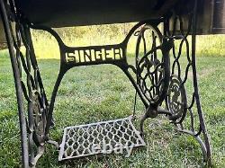 1926 Singer Sewing Machine With Cast Iron and Wood Table