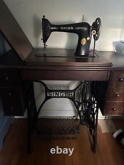 1927 Antique Singer Sawing Machine