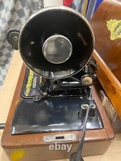 1927 Singer 99K sewing machine & Bentwood case and knee control