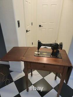 1927 Singer Sewing Machine In Hide-Away Table. Works Great! Vintage. Antique
