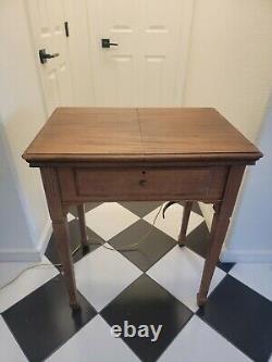 1927 Singer Sewing Machine In Hide-Away Table. Works Great! Vintage. Antique