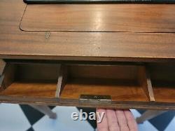 1927 Singer Sewing Machine In Hide-Away Table. Works Great! Vintage. Antique
