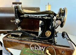 1927 Singer Sewing Machine Model 99 Bentwood Case/Key Works Great AB663435