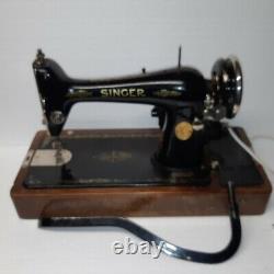 1928 knee operated Singer 66K Filigree Decal sewing machine in wooden case