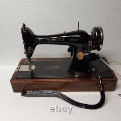 1928 knee operated Singer 66K Filigree Decal sewing machine in wooden case