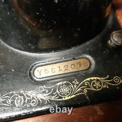 1928 knee operated Singer 66K Filigree Decal sewing machine in wooden case