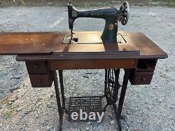 1930 Vintage SINGER SEWING MACHINE WithORIGINAL CABINET& TABLE (MANUAL INCLUDED)