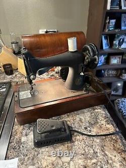 1942 Singer Model 99 Crinkle Sewing Machine In Bentwood Case WithPedal Tested