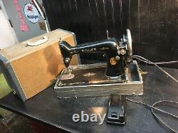 ANTIQUE 1900s SINGER CAST IRON SEWING MACHINE, FOOT PEDAL AND CARRY BOX