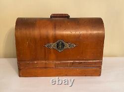 ANTIQUE 1911 SINGER SEWING MACHINE WithWOOD CASE SERIAL #958624