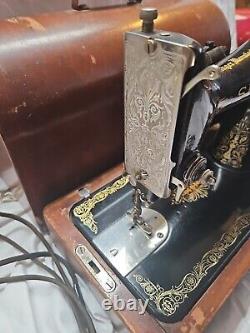 ANTIQUE 1935 SINGER AD949611 Sewing Machine BENTWOOD CASE & Knee Bar