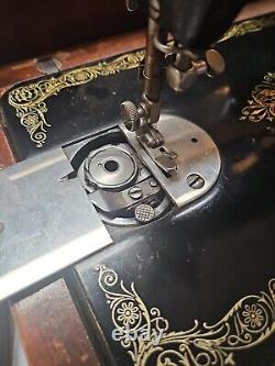 ANTIQUE 1935 SINGER AD949611 Sewing Machine BENTWOOD CASE & Knee Bar