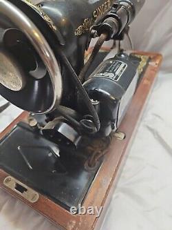 ANTIQUE 1935 SINGER AD949611 Sewing Machine BENTWOOD CASE & Knee Bar