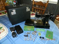 ANTIQUE 1950 SINGER SEWING MACHINE FEATHERWEIGHT MODEL 221 -1 Works