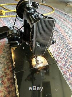 ANTIQUE 1950s SINGER SEWING MACHINE FEATHERWEIGHT MODEL 221