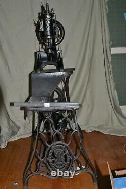 ANTIQUE SINGER 29-4 INDUSTRIAL COBBLER LEATHER TREADLE SEWING MACHINE WithSTAND