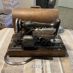 ANTIQUE SINGER SEWING MACHINE 1924 MODEL 99-13/ B. T. 7 & Travel Wooden Case