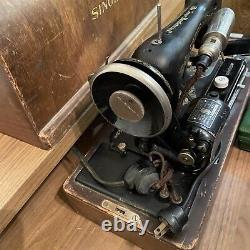 ANTIQUE SINGER SEWING MACHINE 1924 MODEL 99-13/ B. T. 7 & Travel Wooden Case