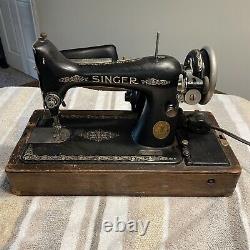 ANTIQUE SINGER SEWING MACHINE 1924 MODEL 99-13/ B. T. 7 & Travel Wooden Case