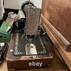 ANTIQUE SINGER SEWING MACHINE 1924 MODEL 99-13/ B. T. 7 & Travel Wooden Case