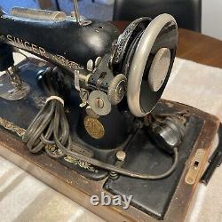ANTIQUE SINGER SEWING MACHINE 1924 MODEL 99-13/ B. T. 7 & Travel Wooden Case