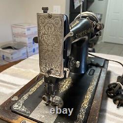 ANTIQUE SINGER SEWING MACHINE 1924 MODEL 99-13/ B. T. 7 & Travel Wooden Case