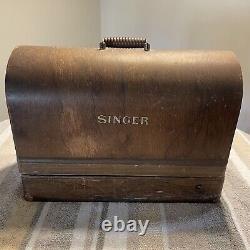 ANTIQUE SINGER SEWING MACHINE 1924 MODEL 99-13/ B. T. 7 & Travel Wooden Case