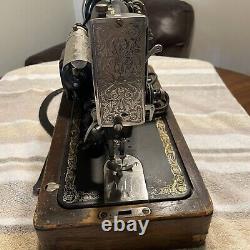 ANTIQUE SINGER SEWING MACHINE 1924 MODEL 99-13/ B. T. 7 & Travel Wooden Case