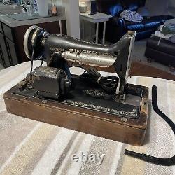 ANTIQUE SINGER SEWING MACHINE 1924 MODEL 99-13/ B. T. 7 & Travel Wooden Case