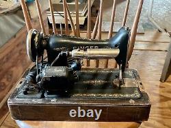 ANTIQUE SINGER SEWING MACHINE 1924 MODEL 99-13/ B. T. 7 & Travel Wooden Case