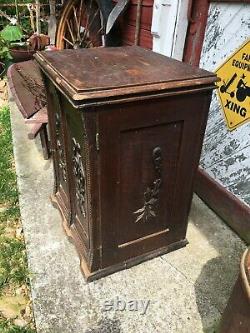 ANTIQUE Singer Sewing Machine 1900's Tiger Oak Closed Cabinet with Treadle