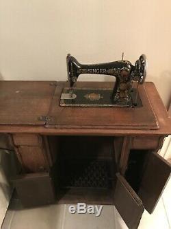 ANTIQUE Singer Sewing Machine 1900's in Tiger Oak Closed Cabinet Treadle