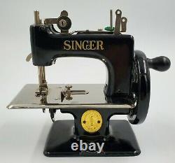 ANTIQUE VINTAGE 1920s SINGER MODEL 20 CHILD'S SEWING MACHINE
