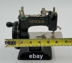 ANTIQUE VINTAGE 1920s SINGER MODEL 20 CHILD'S SEWING MACHINE