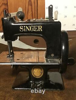 ANTIQUE VINTAGE MINI SINGER SEWING MACHINE TOY CHILD SIZE Nearly Mint Condition