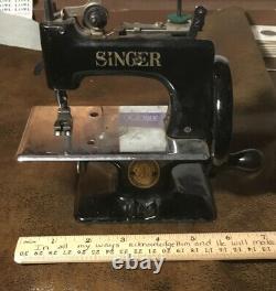 ANTIQUE VINTAGE MINI SINGER SEWING MACHINE TOY CHILD SIZE Nearly Mint Condition