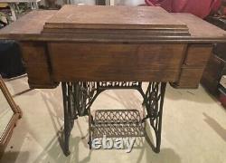 Antique 1899 Singer Treadle Sewing Machine In Cabinet