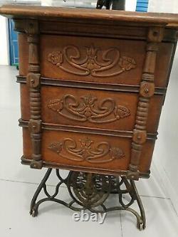 Antique 1903 Singer treadle sewing machine in cabinet, Original Condition, Works