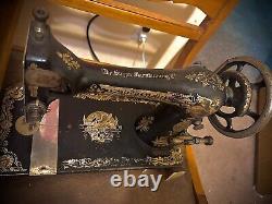 Antique 1904 Singer Sewing Machine Good Condition