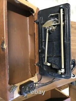 Antique 1905 Singer Sewing Machine With Portable Case